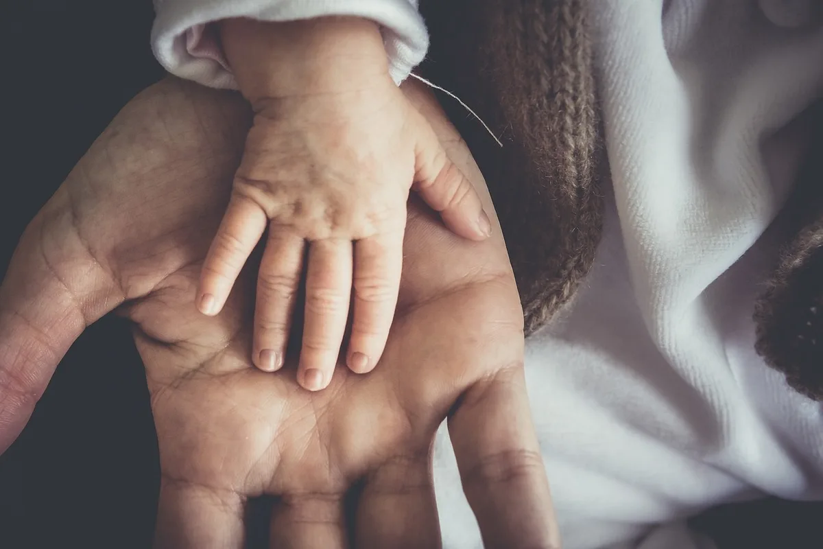 Parent administrant des gouttes à un bébé avec une cuillère propre