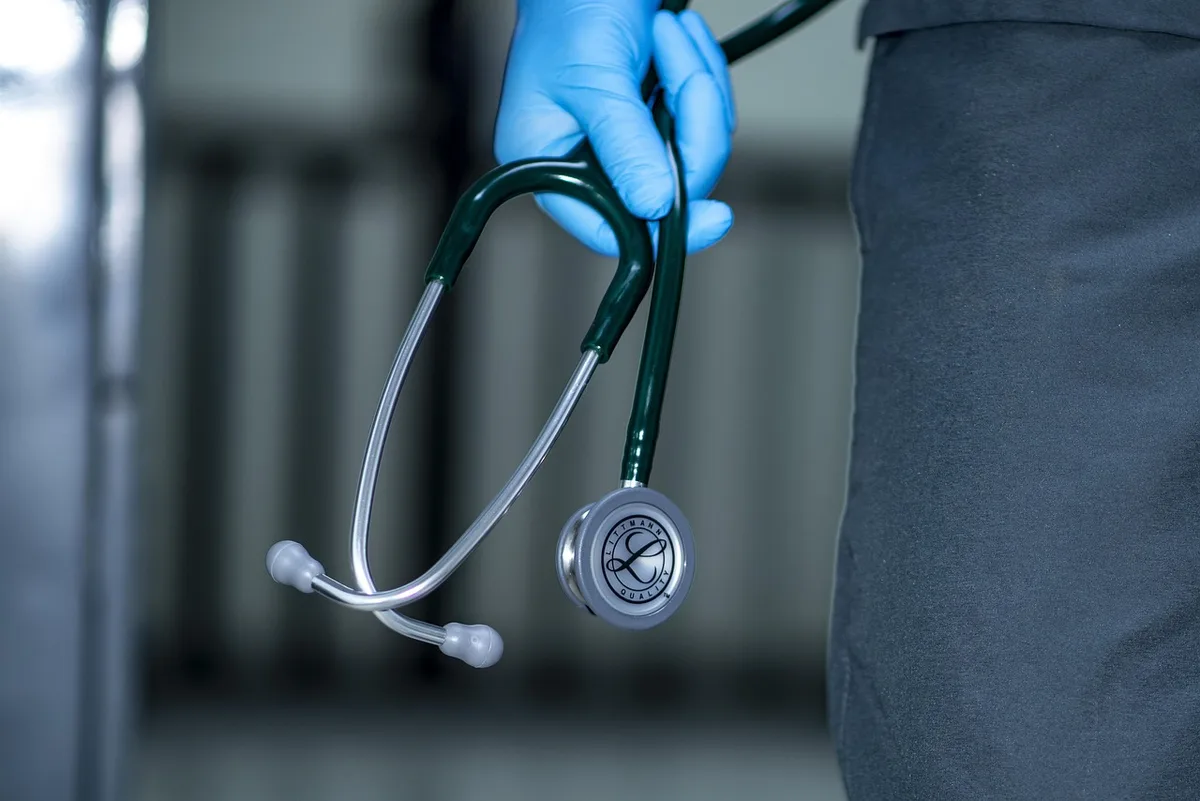 Médecin expliquant les symptômes du côlon à un patient lors d'une consultation