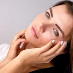 Démaquillage doux des yeux au matin sur une vasque lumineuse