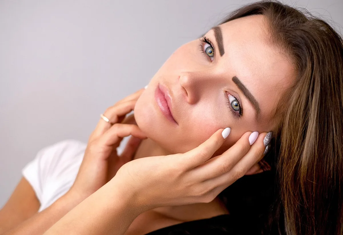 Démaquillage doux des yeux au matin sur une vasque lumineuse