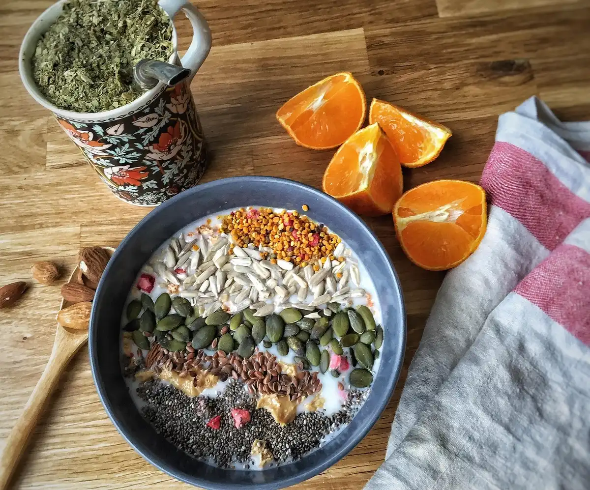 Porridge d'avoine avec graines de chia et un verre d'eau à côté