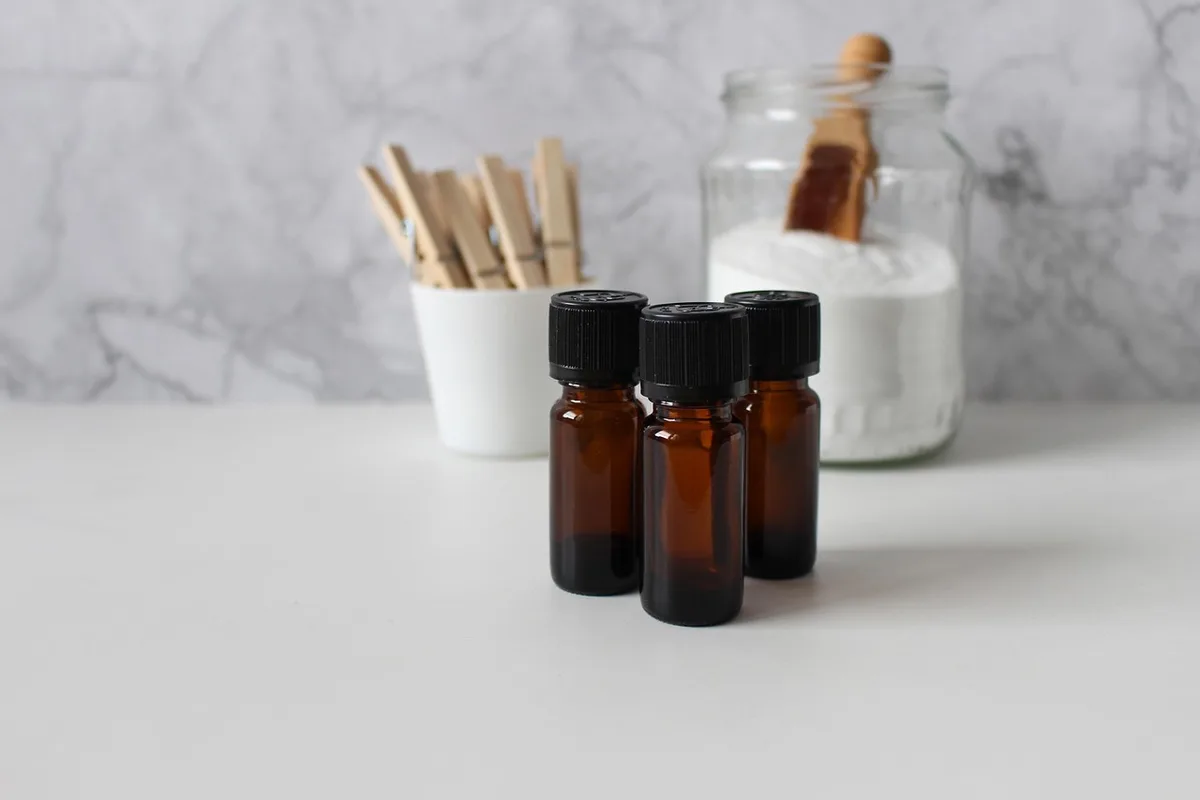Literie propre et vêtements prêts à être lavés au soleil