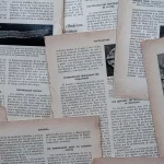 Mains anonymes appliquant une crème sur l'avant-bras près d'une fenêtre en plein jour