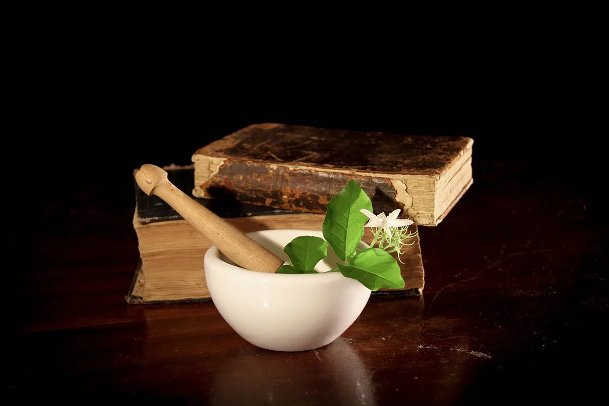 Divers produits naturels (ail, huiles essentielles, miel) présentés sur une table