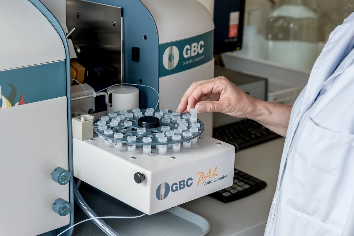 Flacon d'analyse d'urine posé sur un plateau de laboratoire