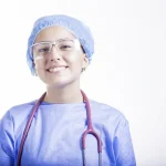 Patient assis dans une salle de kinésithérapie, mains soutenant un genou, lumière du jour