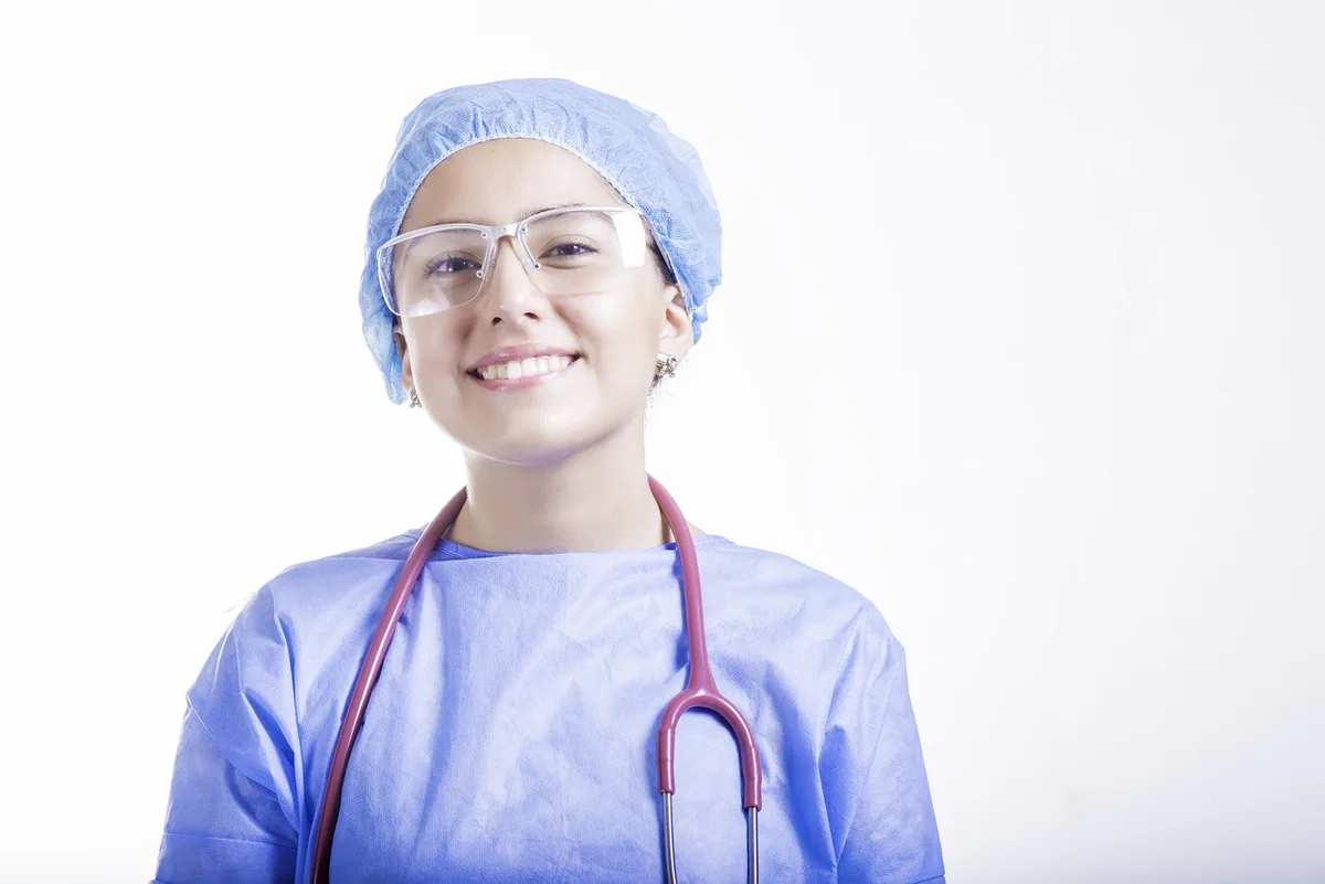 Patient assis dans une salle de kinésithérapie, mains soutenant un genou, lumière du jour