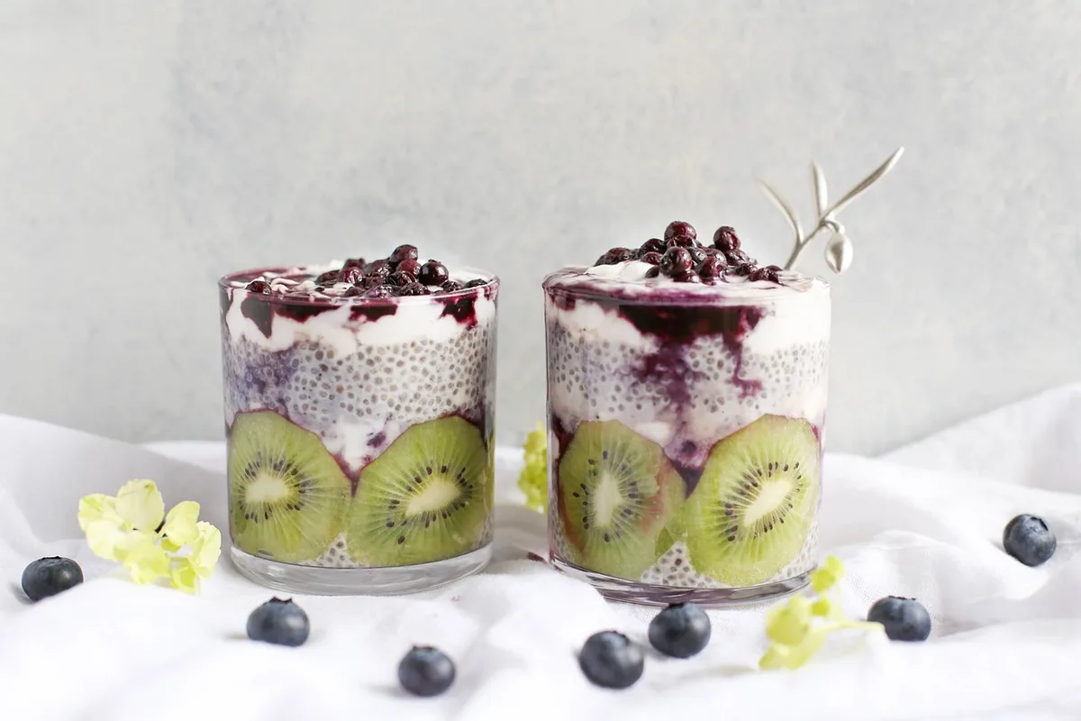 Bocal de pudding de chia prêt à consommer avec cuillère sur une table