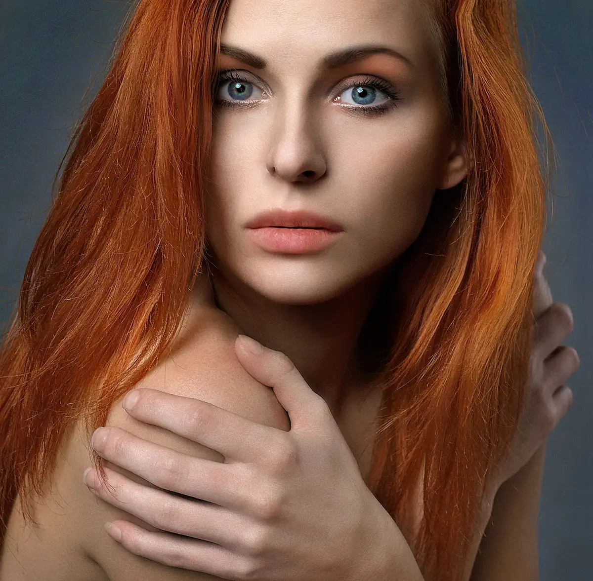 Application d'un masque huileux sur les longueurs des cheveux sous une serviette