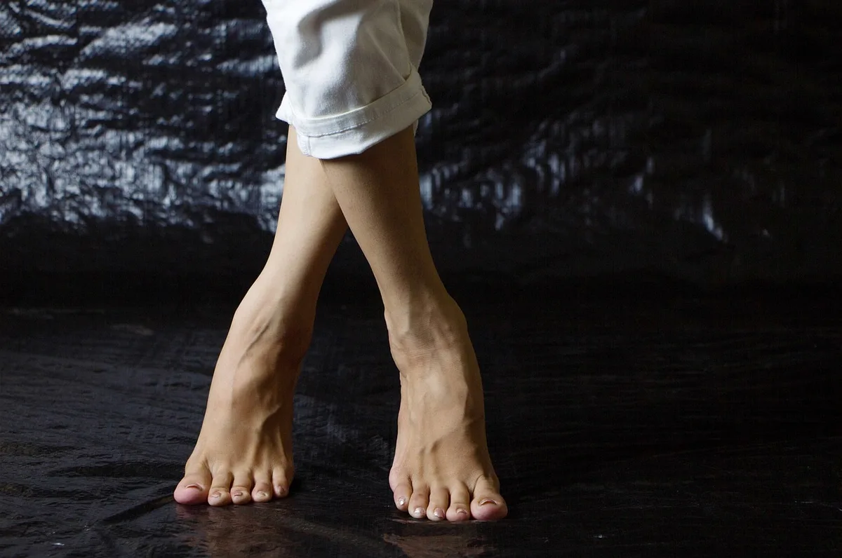Gros plan sur la peau des jambes montrant des follicules et petits points autour des poils