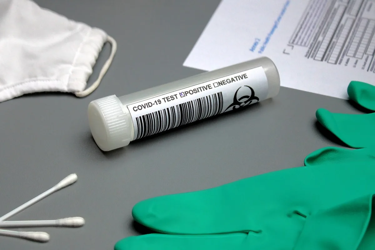 Prise de sang et résultats de laboratoire sur une table