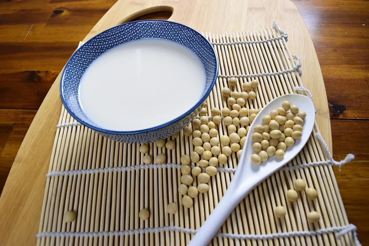 Différentes bouteilles de laits végétaux alignées avec étiquettes nutritionnelles floues