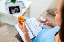 Acide folique et grossesse : quand commencer, quelle dose et pourquoi c&rsquo;est essentiel