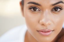 Cinq astuces pour éviter que le mascara ne bave et bien l&rsquo;appliquer