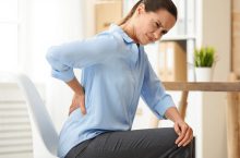 Comment soulager la sciatique en position assise : étirements simples et efficaces