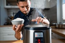 Cuire du riz tous les jours dans un cuiseur électrique : risques et précautions