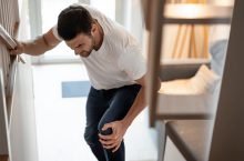 Douleurs au genou après les escaliers : causes et remèdes simples pour vous soulager