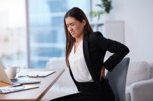 Mal de dos au bureau : exercices rapides pour soulager la douleur