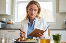 OMAD : avis d&rsquo;une diététicienne, bénéfices, risques et conseils pratiques