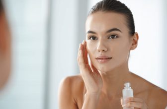 Peau de verre ou glass skin : avantages, risques et conseils pour une routine saine