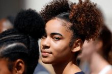 Quatre coiffures faciles pour cheveux bouclés pendant la repousse après chimiothérapie