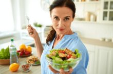 Quel menu privilégier après 50 ans pour perdre du poids durablement ?