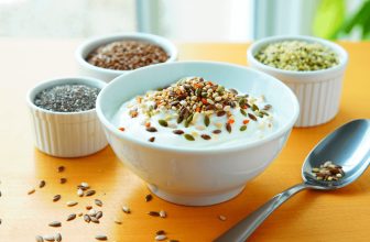Six graines à ajouter à vos yaourts pour plus de croquant et de nutriments