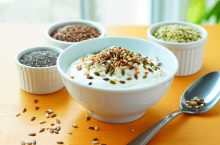 Six graines à ajouter à vos yaourts pour plus de croquant et de nutriments
