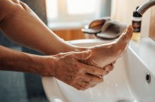 Soins des pieds diabétiques : comment prévenir ulcères, infections et autres complications