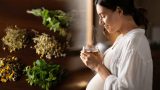 Tisanes pendant la grossesse: 6 infusions sûres et conseillées par une pharmacienne herboriste