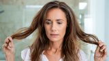 Tout savoir sur la perte de cheveux en périménopause : symptômes, prévention et traitements