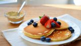 Trois recettes faciles de pancakes protéinés à la whey pour le petit-déjeuner
