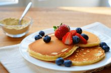 Trois recettes faciles de pancakes protéinés à la whey pour le petit-déjeuner