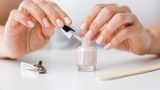 Vernis à ongles et mycose : quel risque et comment l&rsquo;éviter ?
