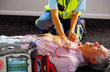 Grâce à un défibrillateur Cardiolife, une infirmière sauve la vie d’un homme sur la route