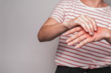 Pourquoi des douleurs aux articulations des doigts au réveil ?