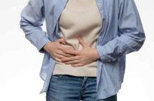 Douleur côté gauche en bas du ventre quand je tousse : faut-il s’inquiéter ?