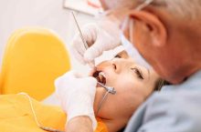 Quelles sont les causes de la gencive blanche et comment la soigner ?