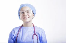 Genou qui gonfle après la marche : causes, symptômes et que faire avant de consulter