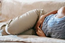 Quand j&rsquo;urine, j&rsquo;ai mal au bas du ventre : les causes chez la femme qui doivent vous alerter