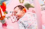 Quand mettre bébé sur son tapis d’éveil ?