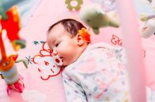 Quand mettre bébé sur son tapis d’éveil ?