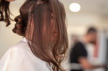 Supprimer les poux radicalement de vos cheveux : quels procédés naturels ?